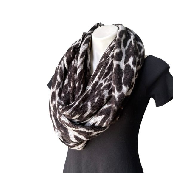 NWT, MICHAEL Michael Kors 'Rochelle' Animal Print Infinity Scarf - Gray/Black - Picture 4 of 11